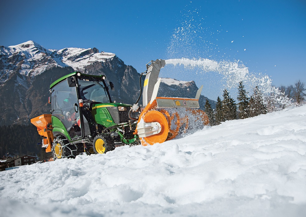 John Deere, traktor, samospr&aacute;va